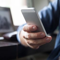 Un barbat scriind un mesaj